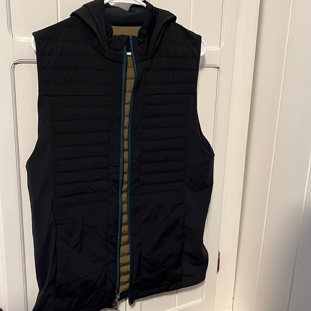 MENS LULULEMON LIGHTWEIGHT VEST WITH HOOD SIZE LARGE black